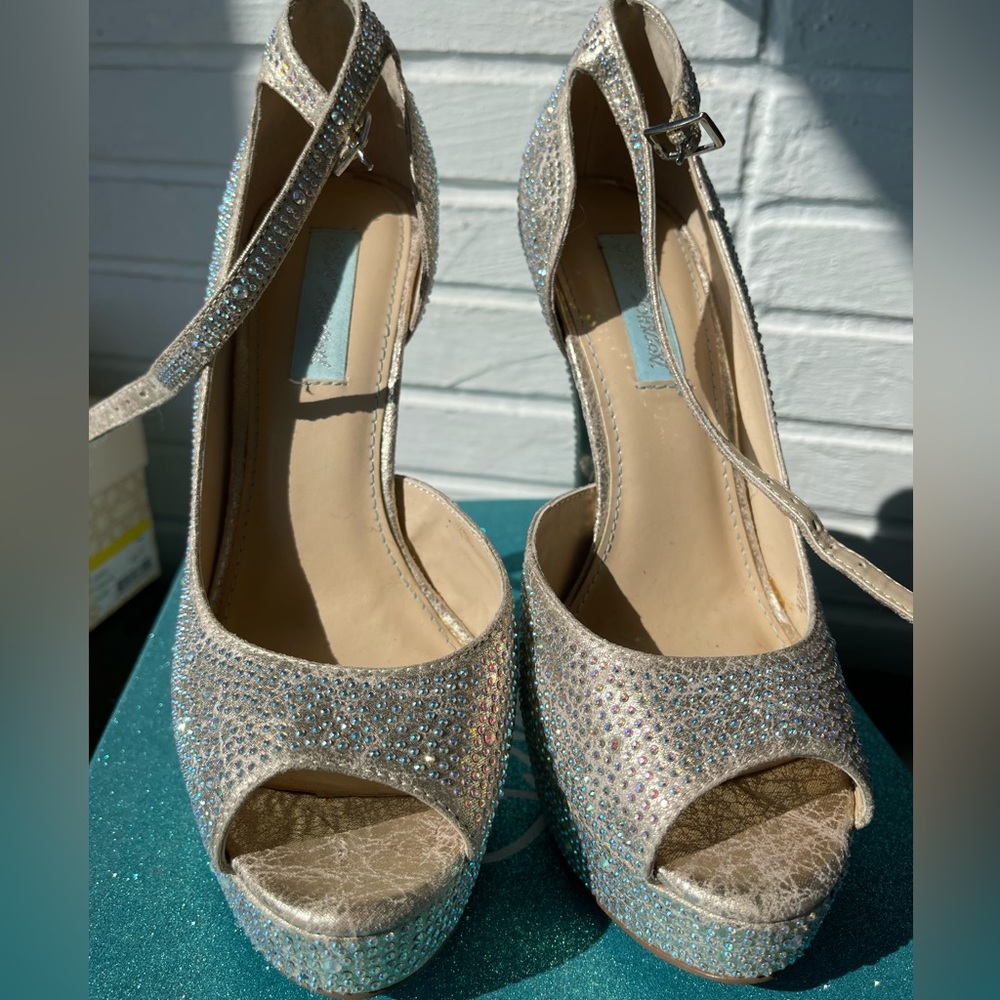 Betsy Johnson Champagne Gold Sparkly Rhinestone Platform Heels Size 8